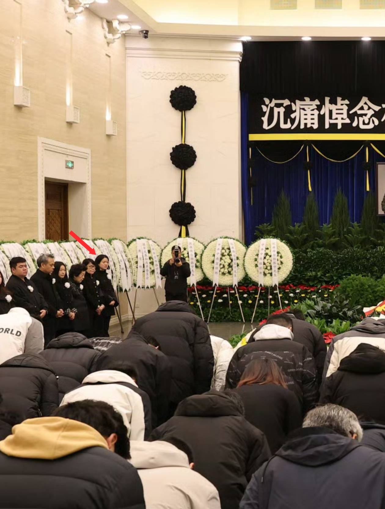 杨振宁葬礼今日举行!遗体覆盖国旗,翁帆站首位,次子杨光宇露面