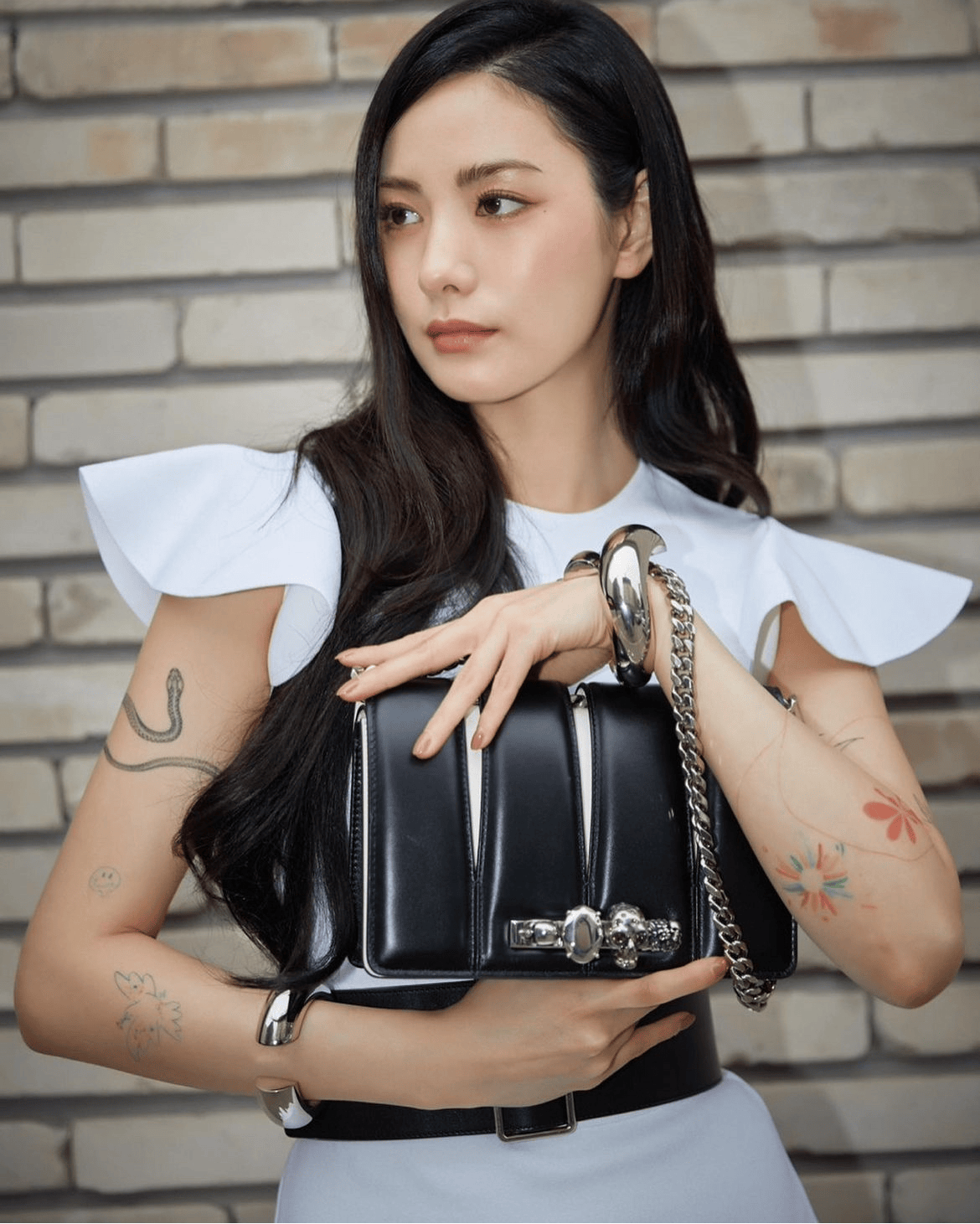 最美女韩星nana去除纹身过程引热议,韩网友:一定非常疼吧!