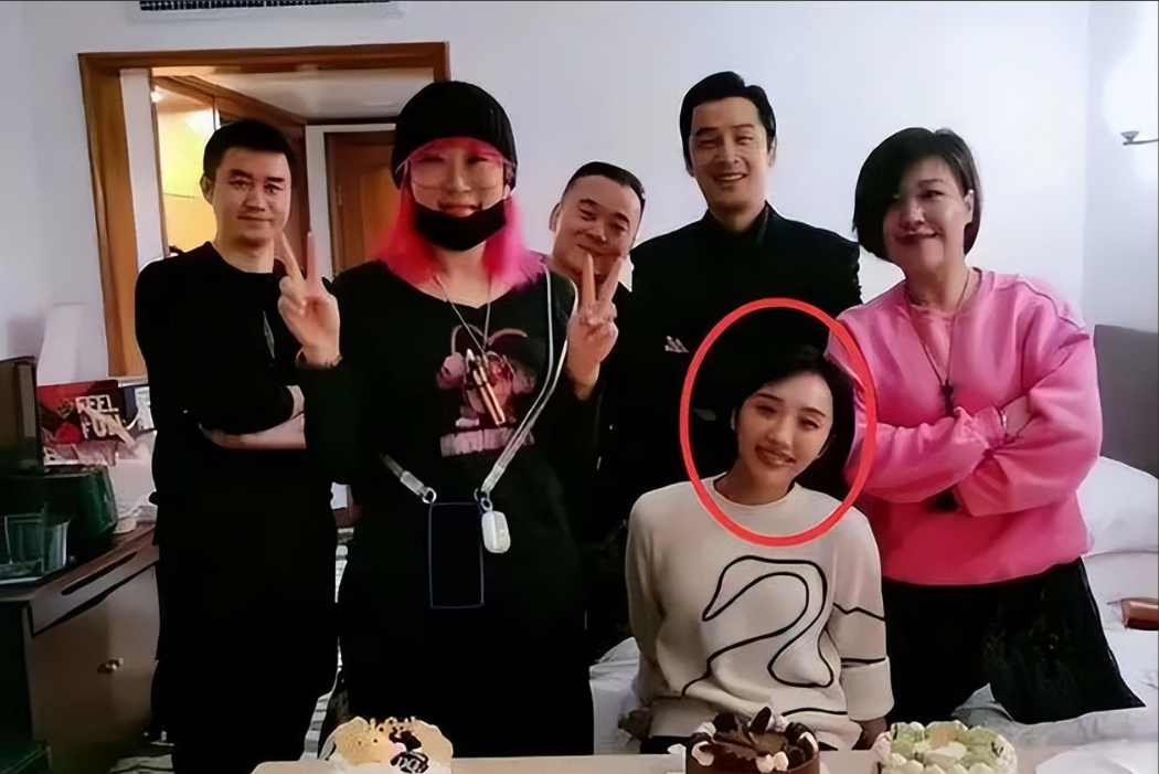 这一次,"秀恩爱"的胡歌妻子打脸众人,一个细节暴露婚姻真相