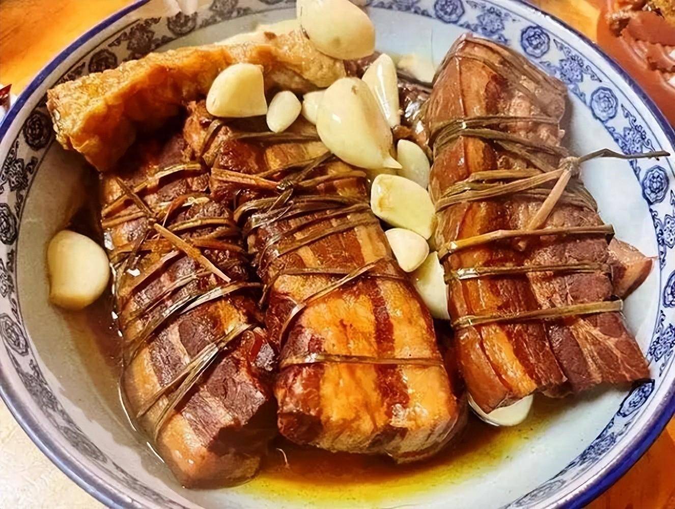 推荐理由和口感:甏肉干饭是济宁地区的特色美食,糯米饭搭配香甜的