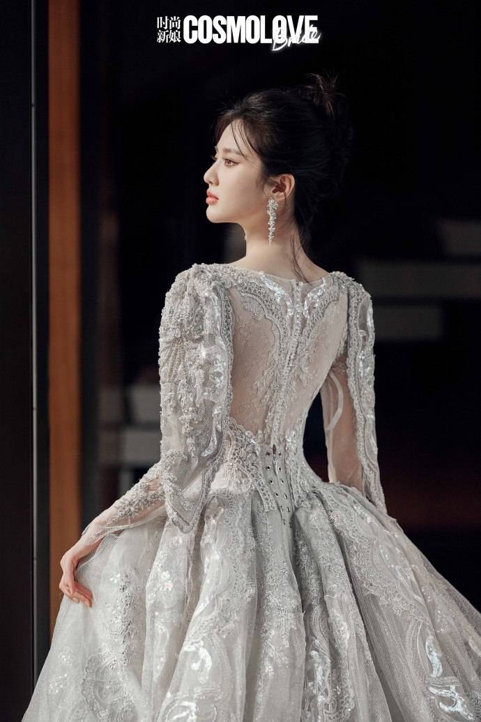 张慧雯再登杂志封面,清纯甜美惹人爱,白色礼服宛如新娘