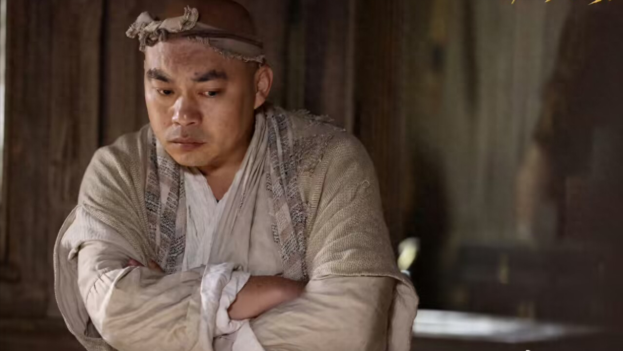 就比如饰演郝盟的程野,还和从前一样,一如既往的光头形象,曾经在小品