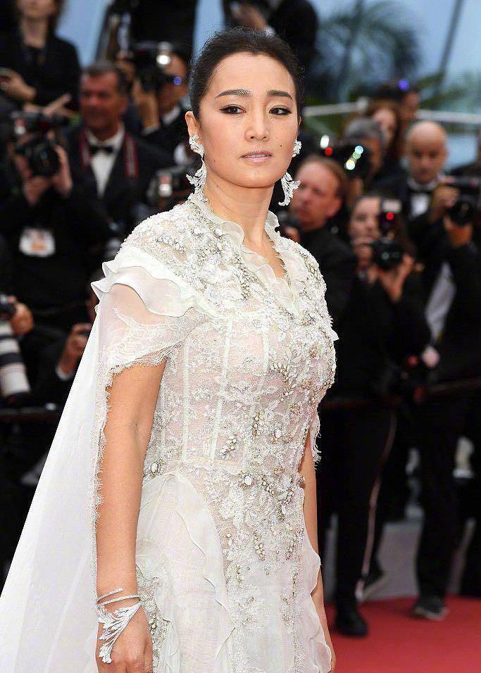 巩俐谈戛纳红毯服装,一句话让众多蹭毯网红和李宇春情何以堪