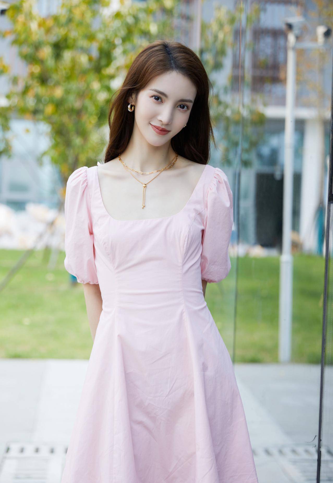 金晨卷入女儿们的风流韵事,身穿甜美靓丽的粉色方领连衣裙,女神范十足