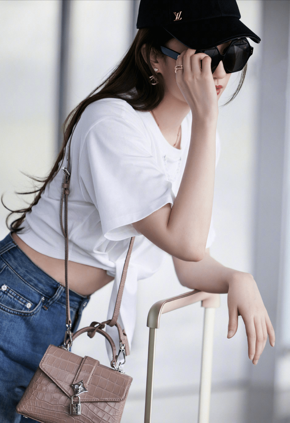 刘亦菲终于换风格了,穿白t恤牛仔裤露小蛮腰,看似简单却显高级