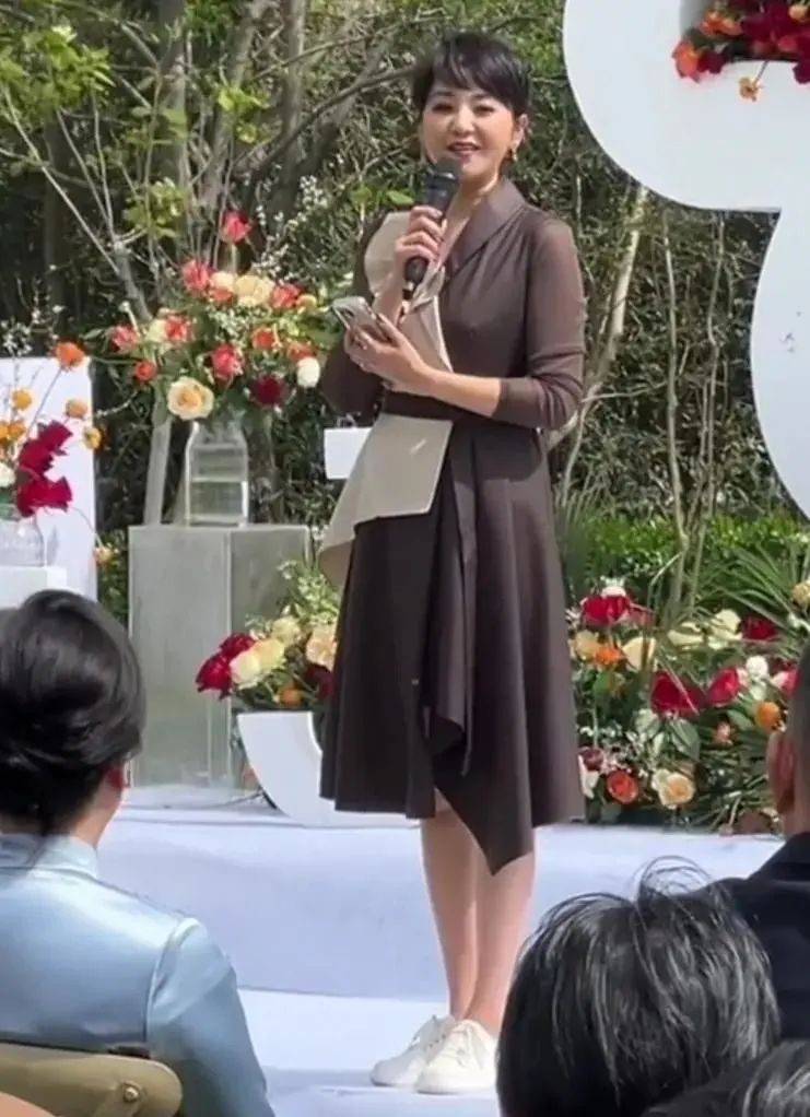 方琼主持婚礼被拍,近50岁穿衬衫裙小白鞋,还像从前一样落落大方