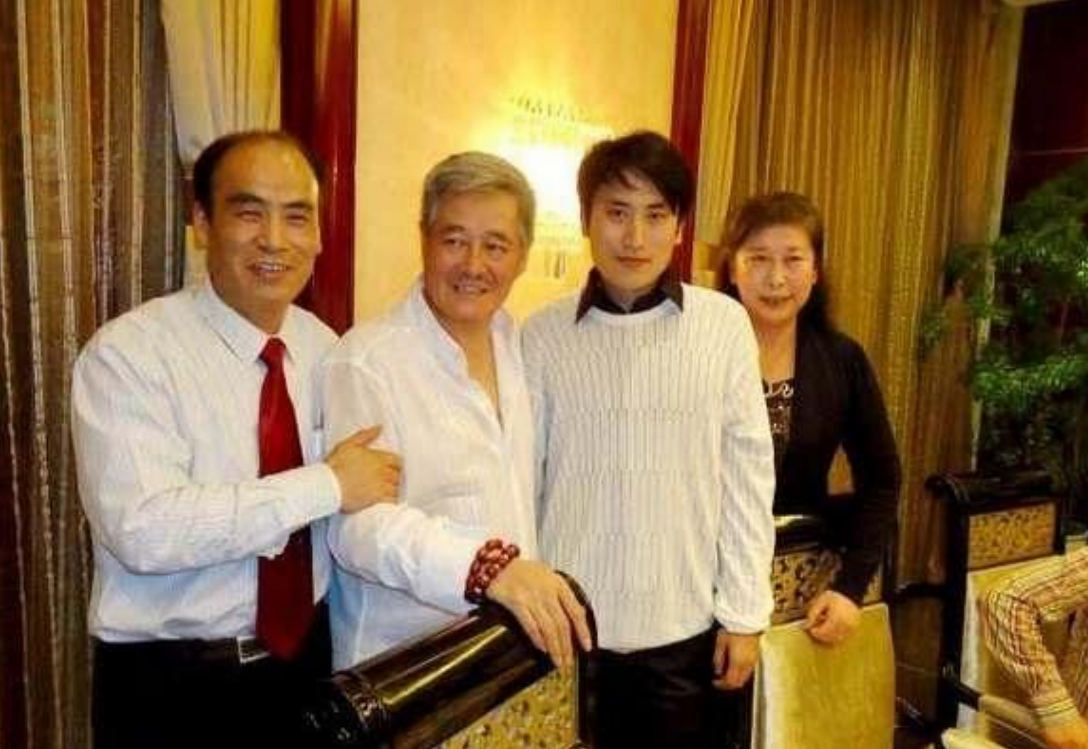 可以说,生活和工作中都和赵本山有往来的吴海元,和对方是关系莫逆的好