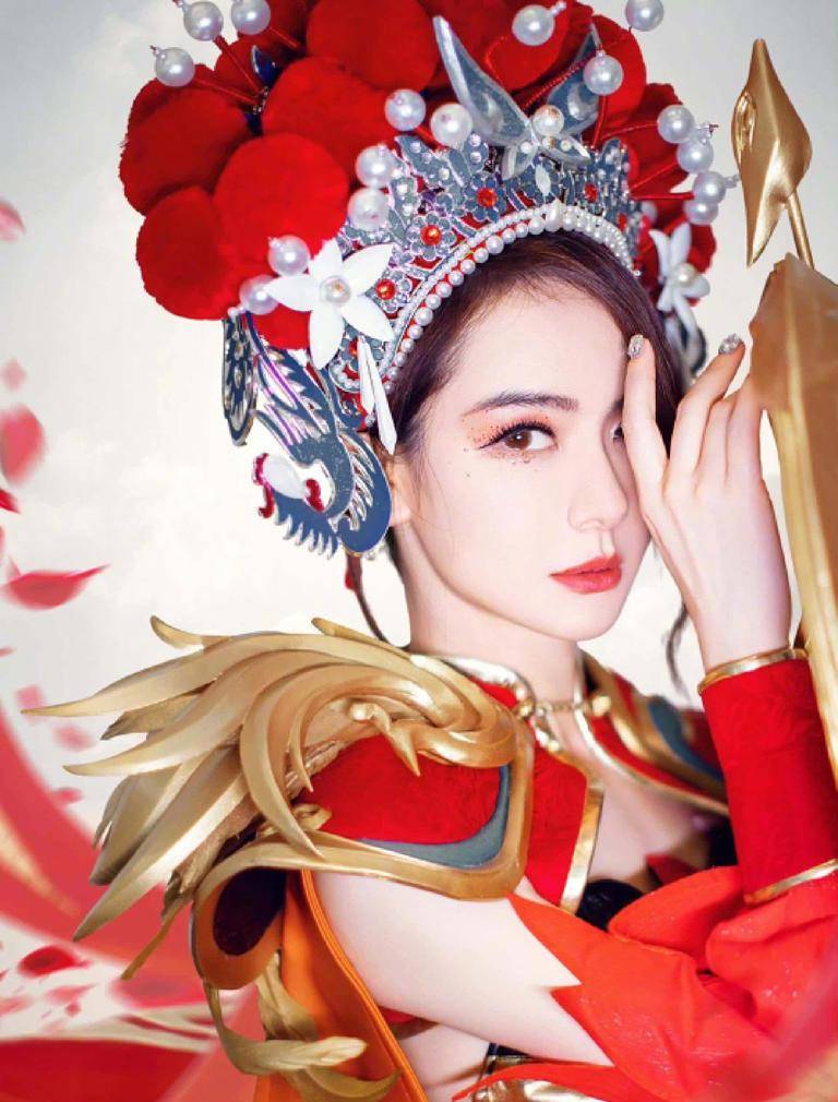 戚薇惊艳cos虞姬,蓝衣长发颜值爆表,完美还原造型引热议!