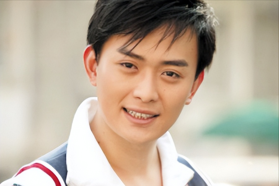 闫妍是古典舞教师,从小和艺术相伴的她自然练出一身好气质,很快黄海冰