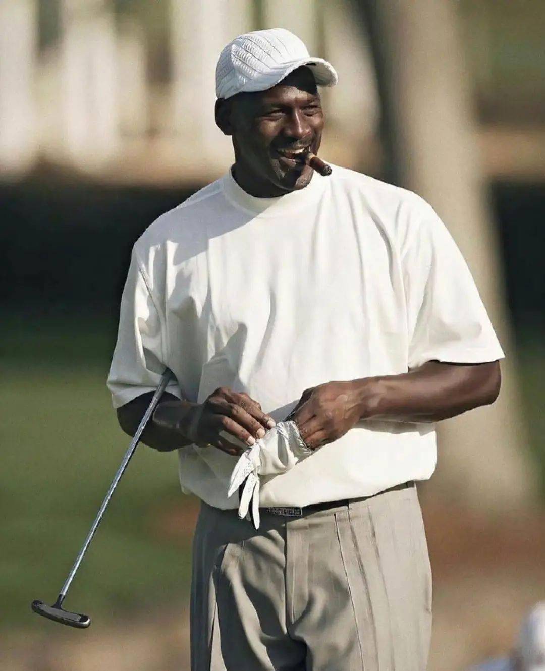 夺冠后回到更衣室,休赛期在高尔夫球场,雪茄也是乔丹的标配.