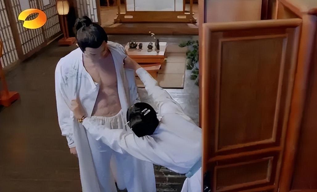 就如同任嘉伦的"塑料感腹肌"一模一样.