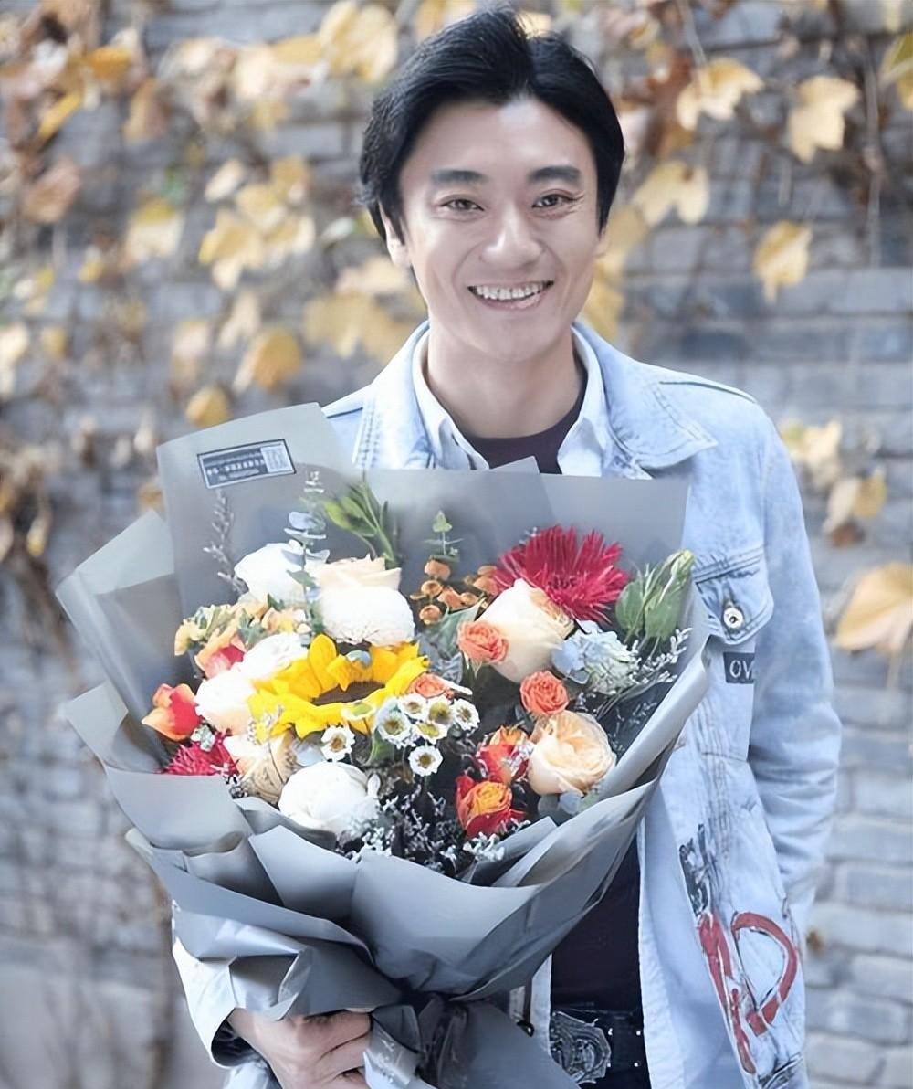 不过他的儿子陈月末,并没有借着父亲的名气到处找资源,反而一步一个