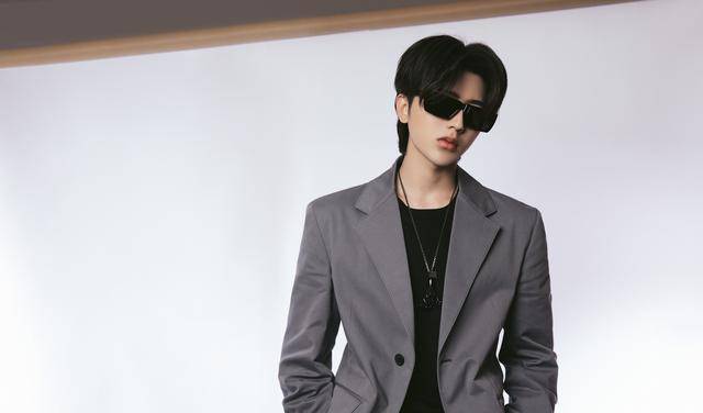 蔡徐坤西装墨镜照上热搜,网友:妥妥的霸道总裁既视感