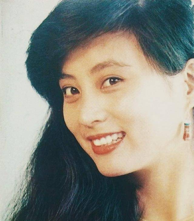 李玲玉.当年的甜歌皇后,看她年轻时候的样子,确实甜美可人.