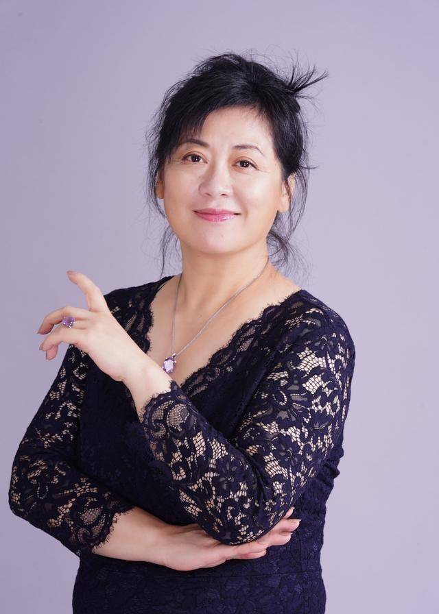 影版《红楼梦》贾宝玉饰演者夏菁晒近照,因病息影,如今知性依然