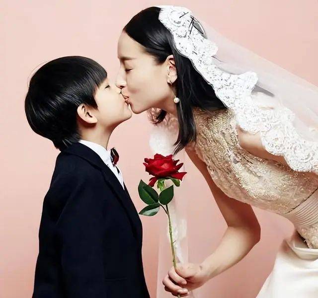 50岁董卿带儿子逛地摊!