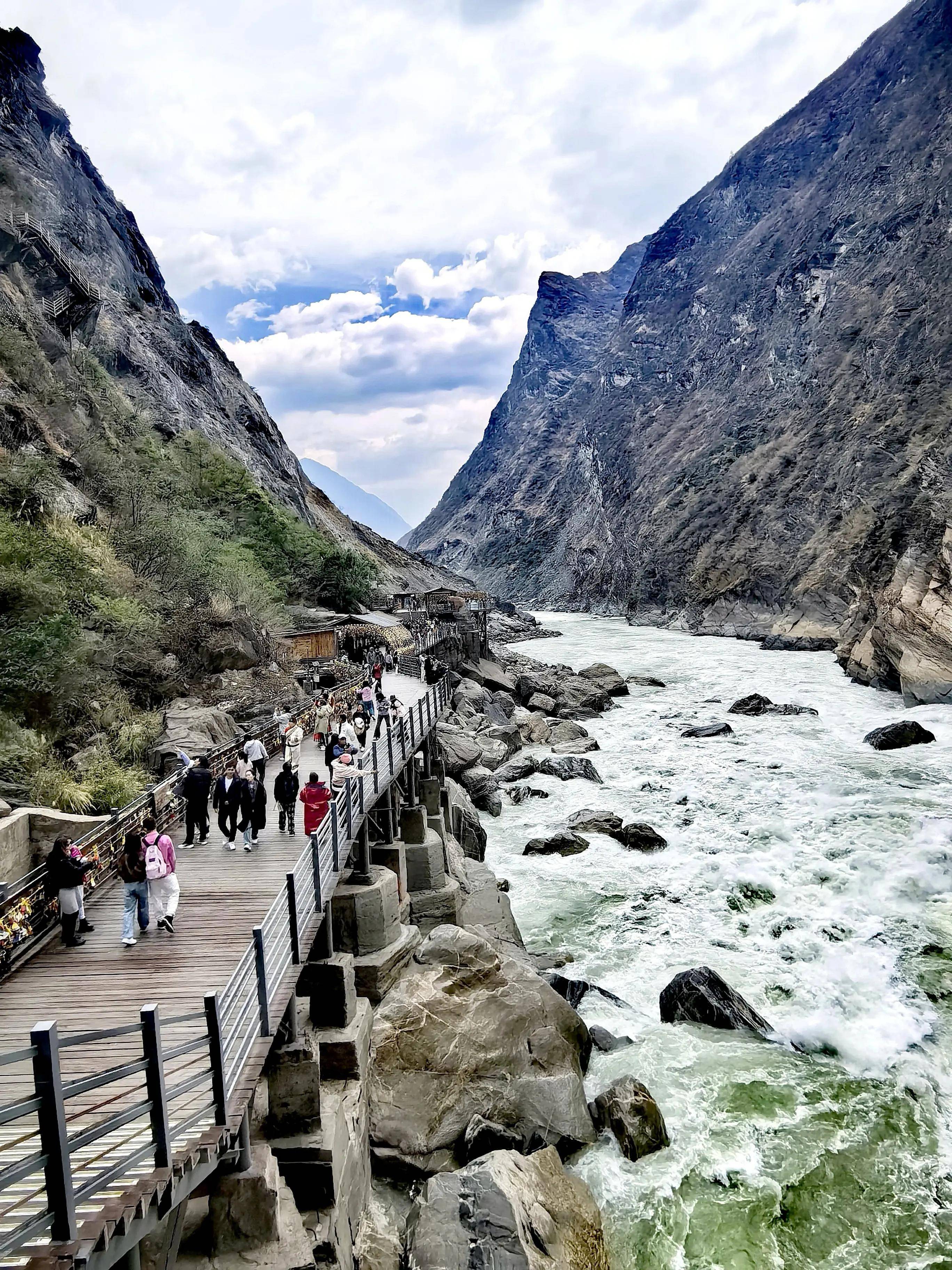 游云南过路景区虎跳峡,枯水季江水仍吼声如雷,人气指数超过5a
