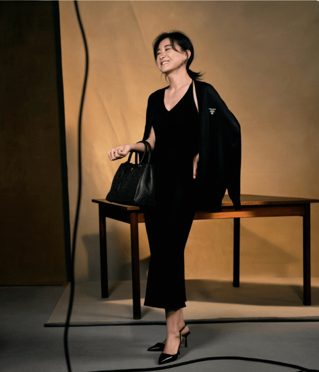 42岁贾玲穿深v裙显身材,看着像24岁!幽默的她越来越性感了