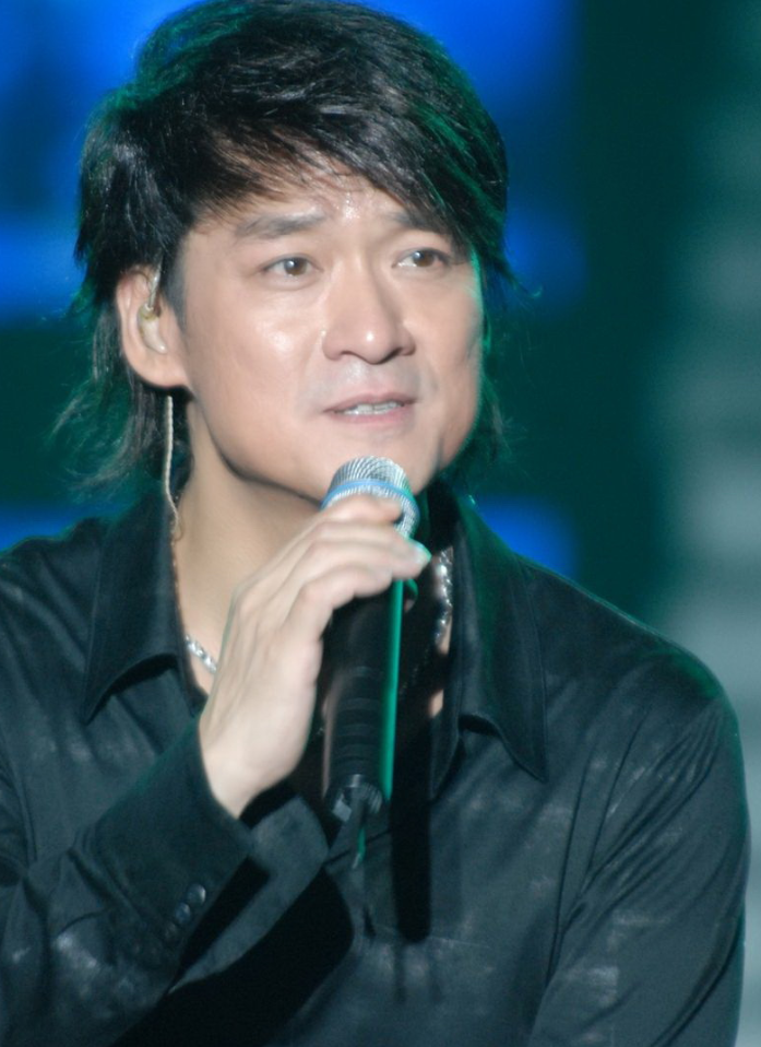 63岁周华健演唱会滑倒受伤,本该是个悲剧,我却笑死在了评论区