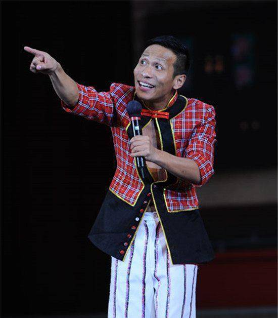 宋小宝和猴子合影自嘲长得像遭调侃:猴比你帅比你白