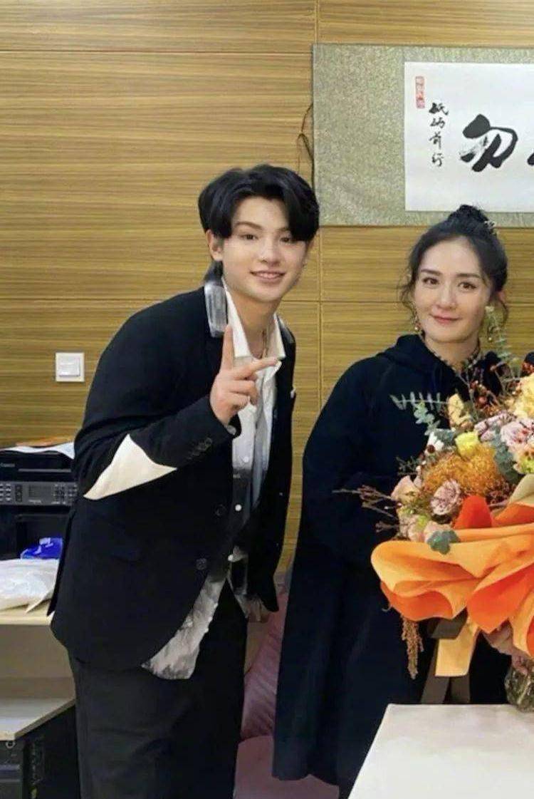 快乐家族为李维嘉过生日,吴昕表情不开心,黄明昊站一旁很出戏