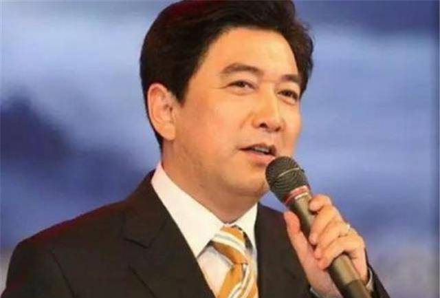 白岩松在楼道里和台长吵架,名嘴水均益:我不敢,还要养家糊口