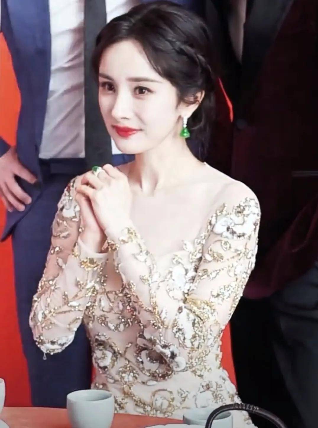 龙年春晚后台明星高清怼脸图:杨幂妩媚,唐嫣咧嘴笑,关晓彤赢了