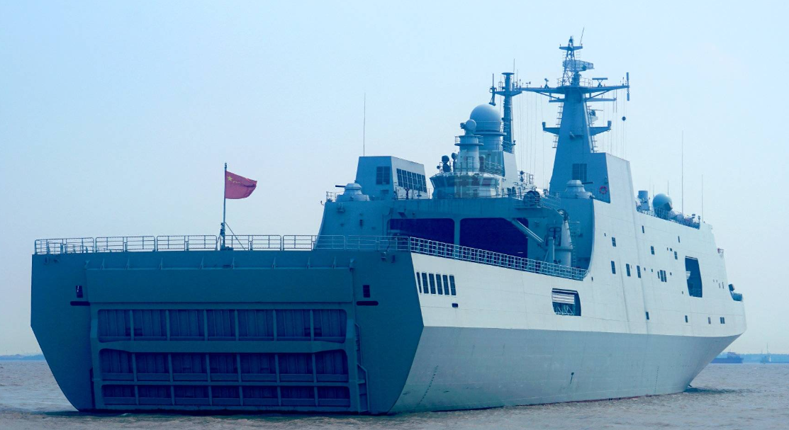 它一次性就能将一个海军陆战营的装备及人员运送到千里之外的海域,舰