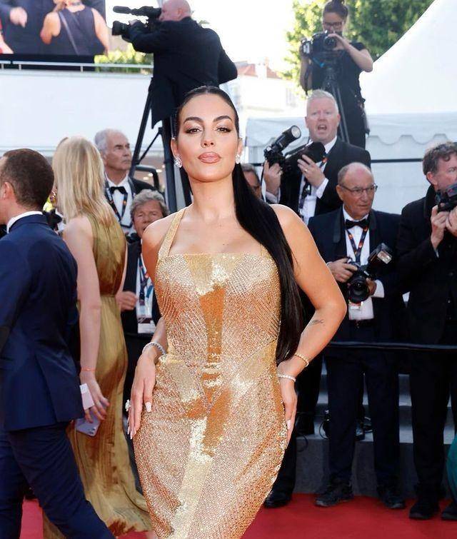 乔治娜穿迷你裤热舞很辣!c罗龙凤胎生日,她穿紧身超短裙抢风头