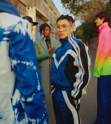 除了追忆的叙述之外,刘聪在专辑里也开火了圈子乱象,在《一个人待会》