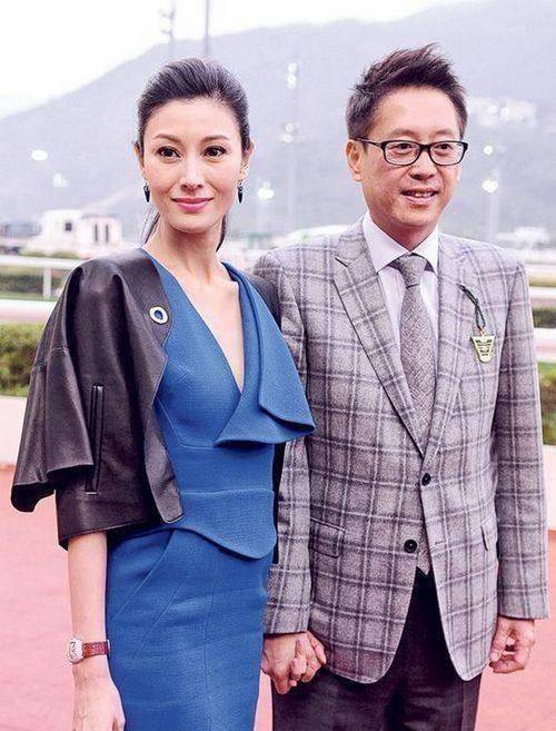 原创48岁李嘉欣一家三口现身,富商老公不但多金还帅气!