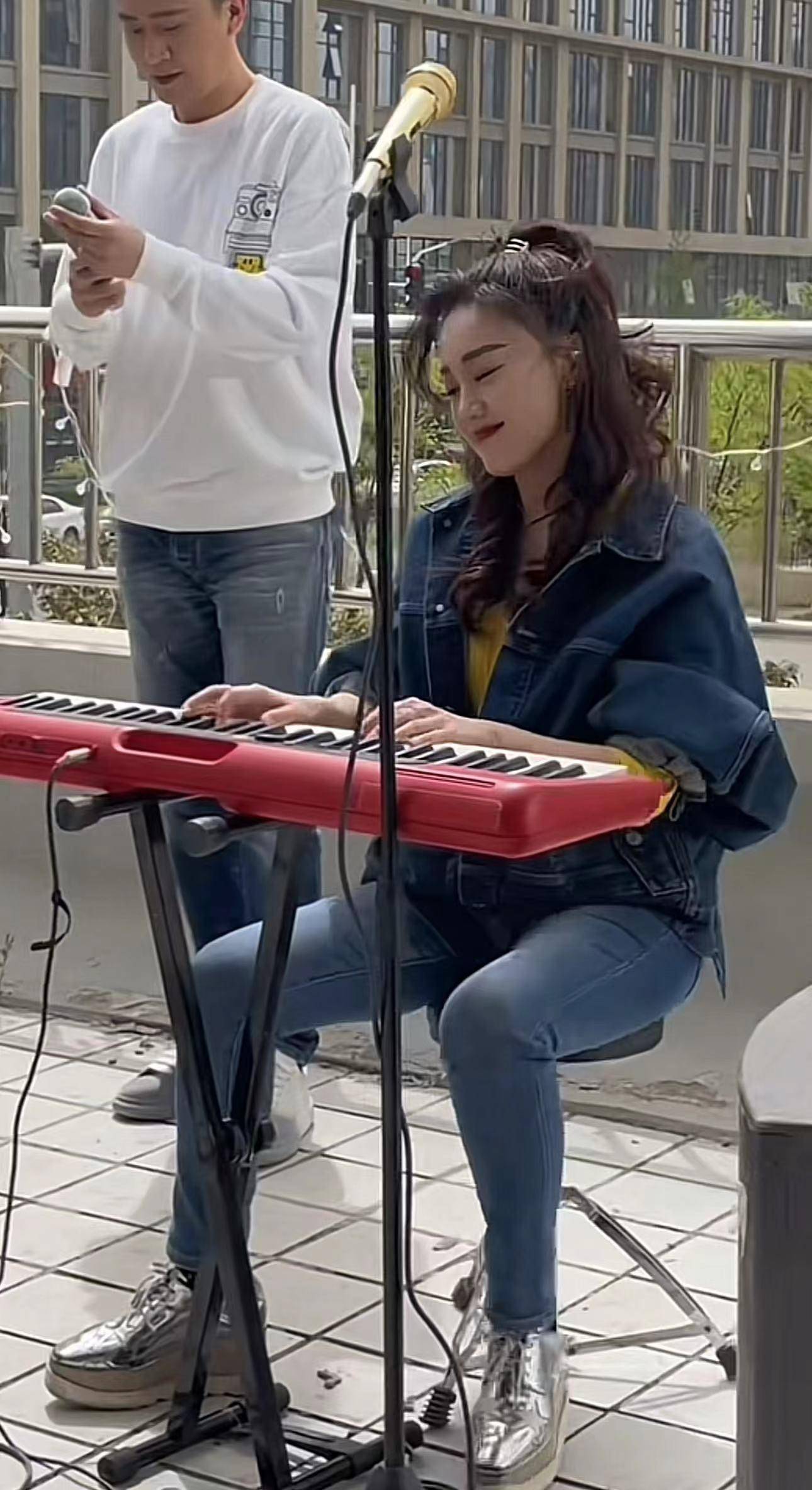 39岁王小玮街头卖力表演,时尚变胖被曝已复婚,电视杨帆帮忙指挥