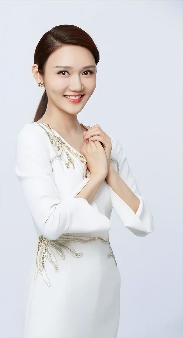 央视主持龙洋,168cm黄金臀腿比,美貌与才华并存这才是门面担当