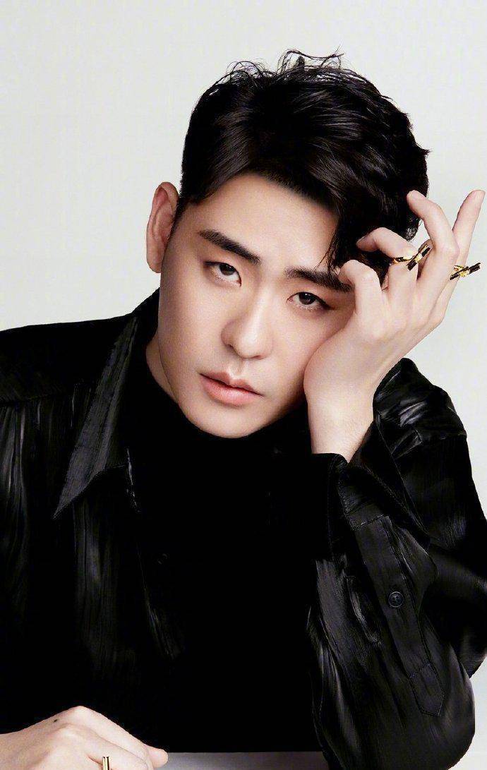 手指上搭配金色的戒指十分潮流,托腮的张云雷给人一种痞帅痞帅的感觉