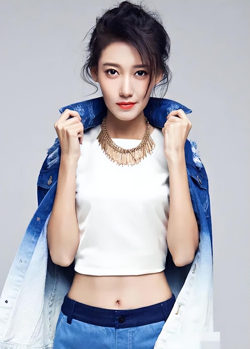 演员高露的身材,挑战粉色低胸连衣裙秀凹凸曲线,确实很有料