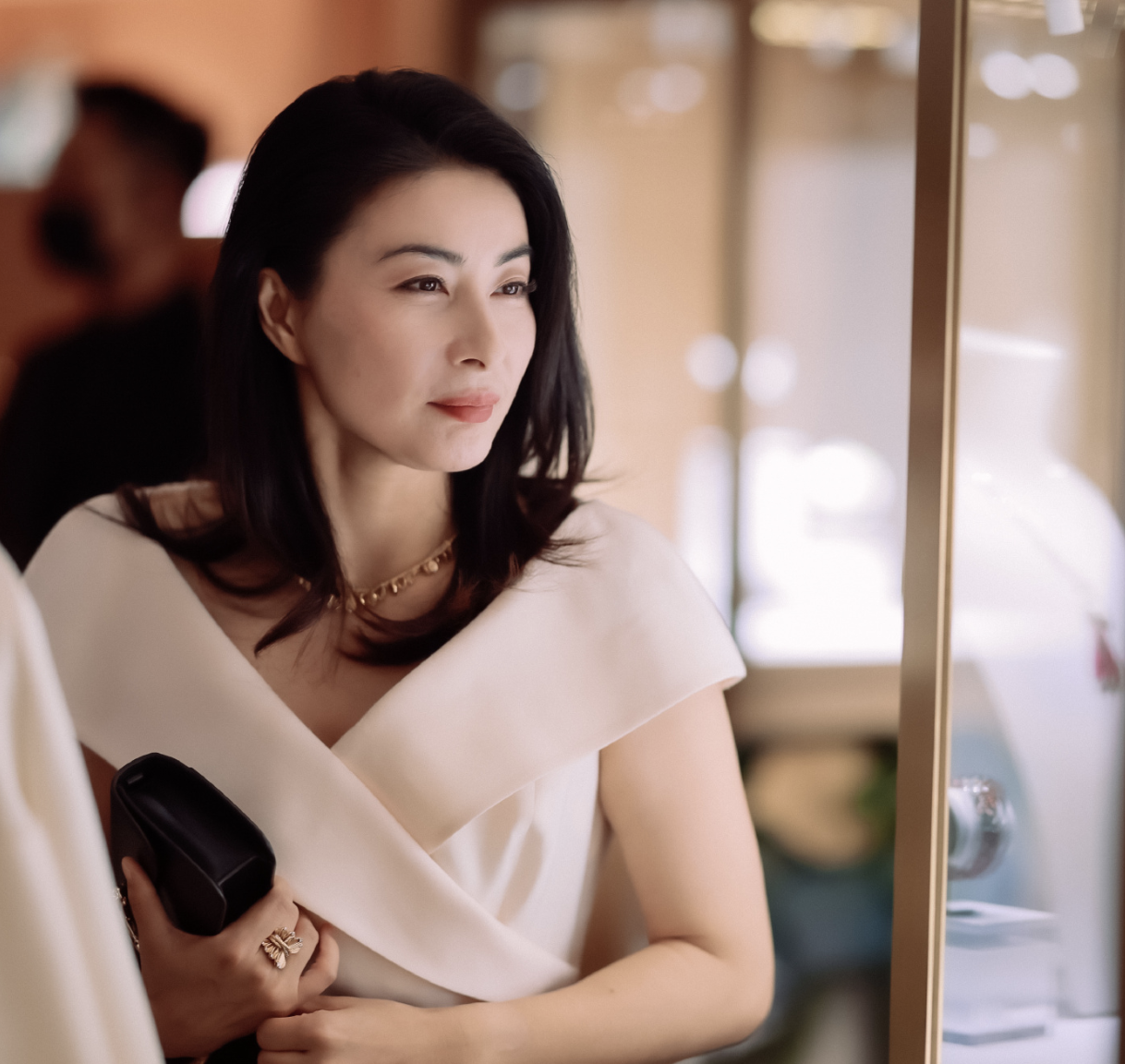 如今郭晶晶有时候会出国做裁判,时不时地参加一些品牌活动,今年她还