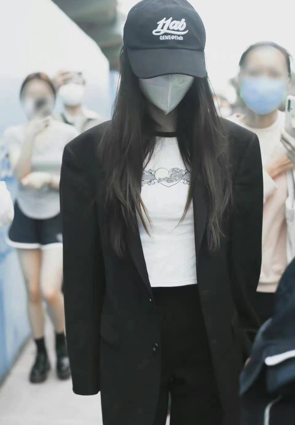 angelababy将黑色西装外套搭配白色印花衬衫和紧身裤,打破了西装的