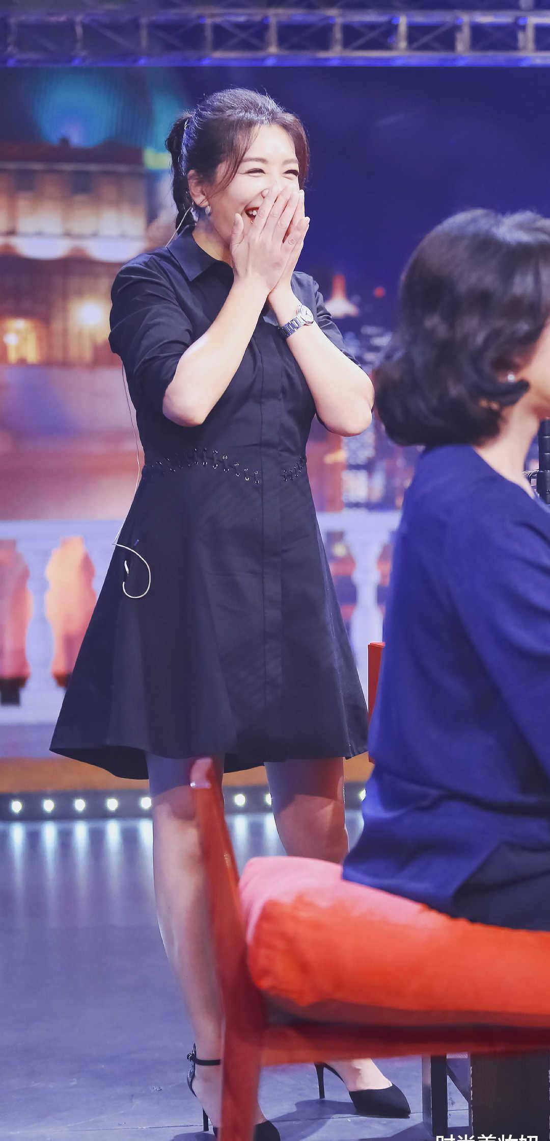 江珊状态越来越好,一袭黑色连衣裙配麻花辫好减龄,不像67年