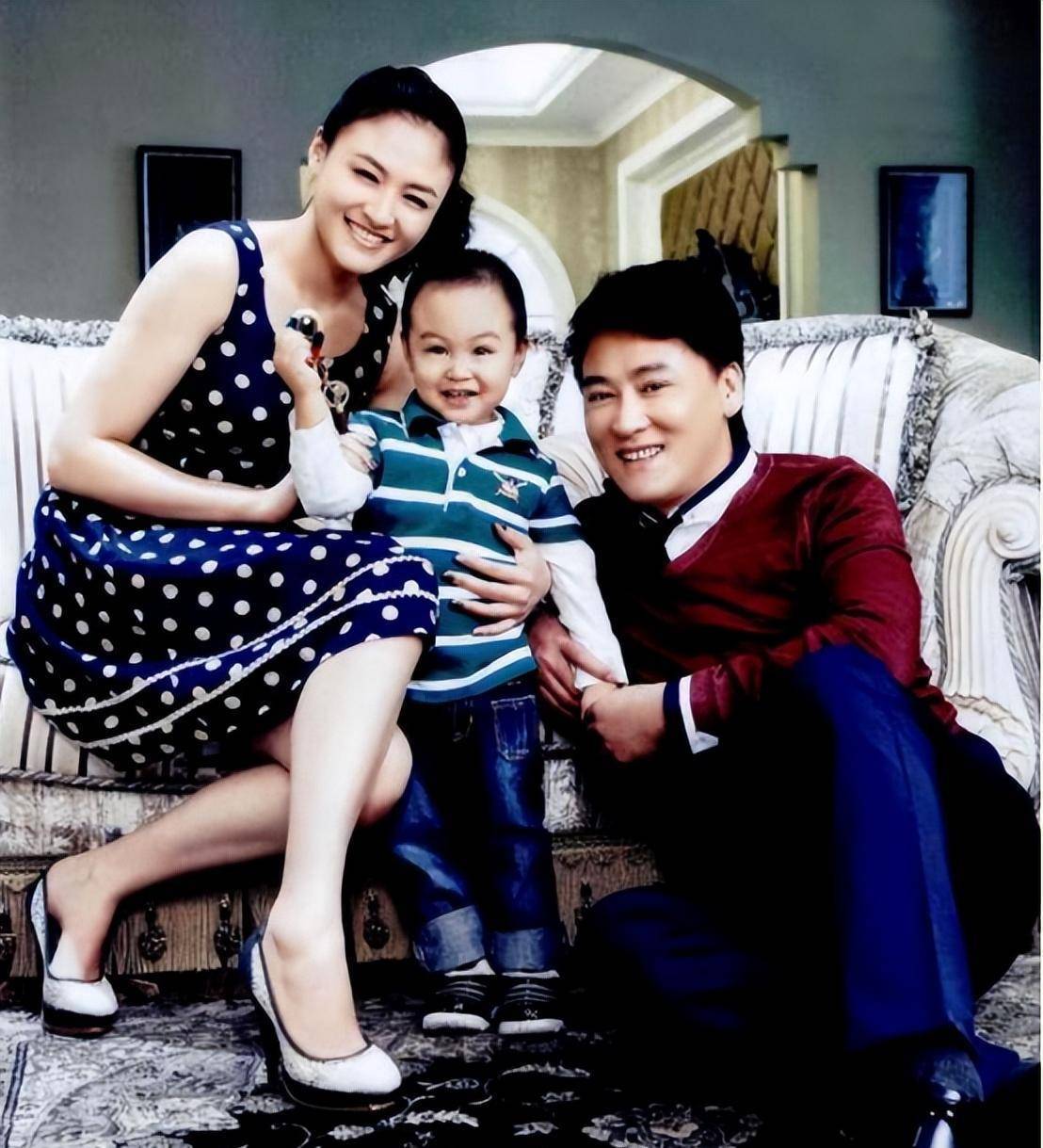 演员朱墨:不后悔嫁大16岁刘小锋,婚后生两儿子,一家四口乐融融
