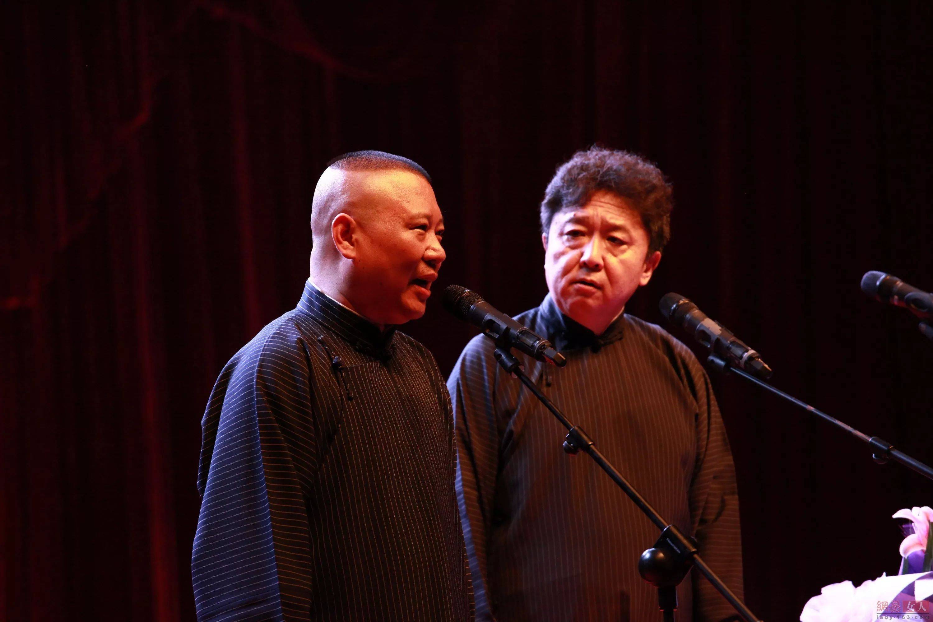 的标志有两个,一是长袍,二是折扇,从相声鼻祖朱绍文到后来的相声八德