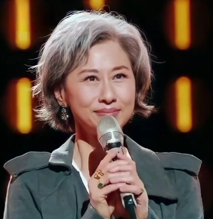 61岁的叶倩文从不扮嫩:"白发不刻意染黑,穿衣不花",高级减龄