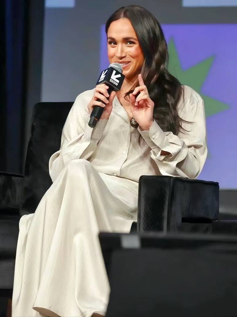 凯特王妃消失后,梅根频繁高调秀恩爱,出席妇女节论坛大赞哈里