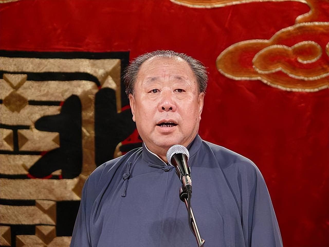 整个社团一天只招来了一位观众,邢文昭老先生在台上说单口相声,台上台