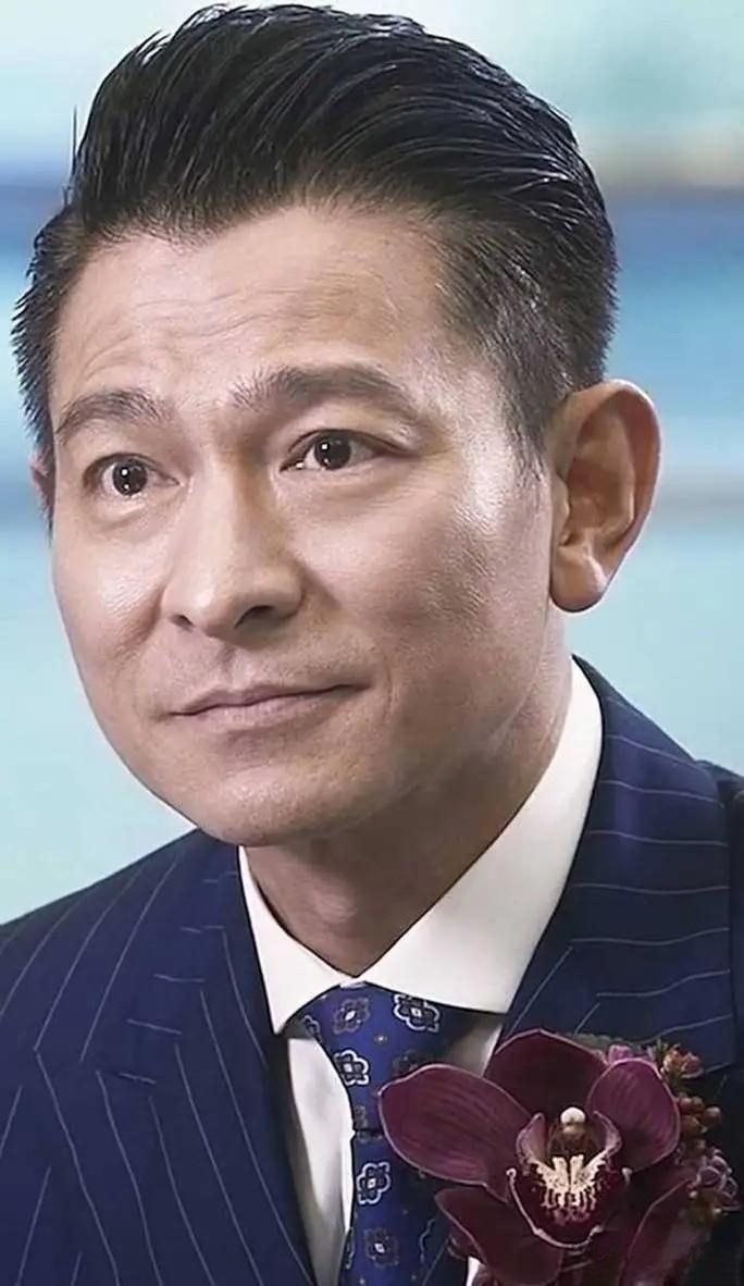 刘德华老了!上海演唱会滑跪道歉,向太发警告,粉丝直呼没必要