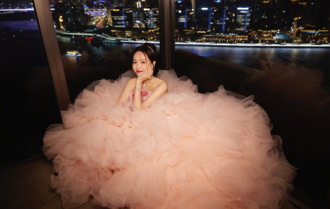 女星造型汇总:85花穿高定,杨紫礼服5万块,高叶热巴"撞衫"