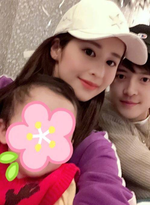 颖儿第一张展示的当时是他们一家三口的幸福照片啦!