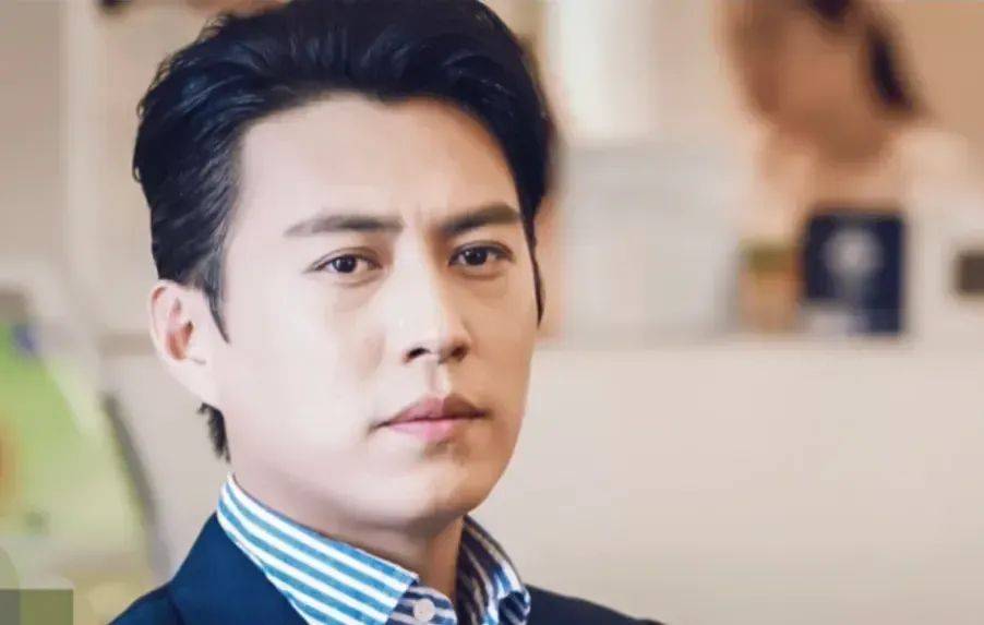 67靳东夫妻罕见同框,他人到中年依旧帅气,李佳45岁素颜坑洼像他姐