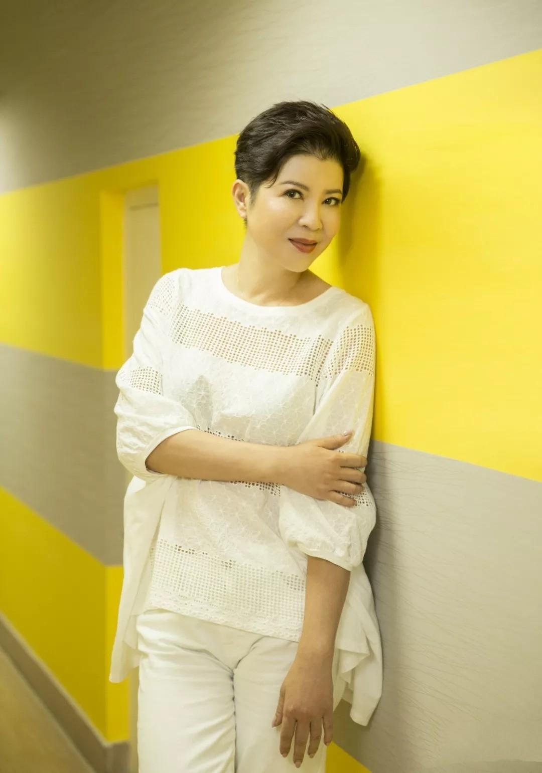 这或许与她幸福的婚姻生活息息相关,杭天琪曾在节目中自曝,她和丈夫