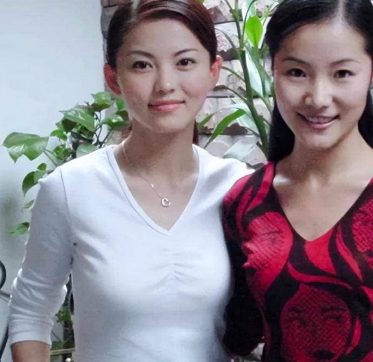 王岳伦带王诗龄见干爹何炅,李湘避嫌分头走,身材发福大粗腿抢镜