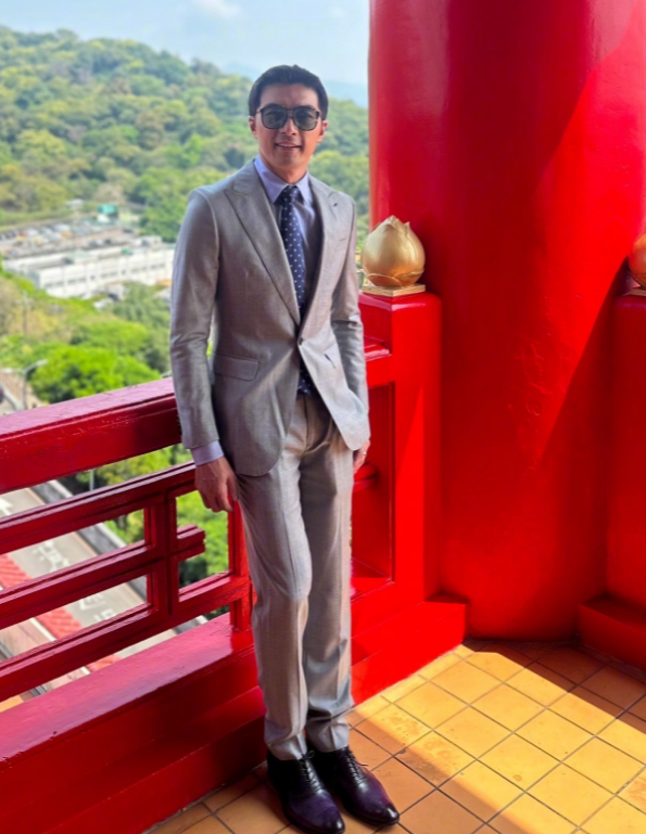 39岁贺军翔近照认不出,短发沧桑显老,皮肤松弛似中年老干部